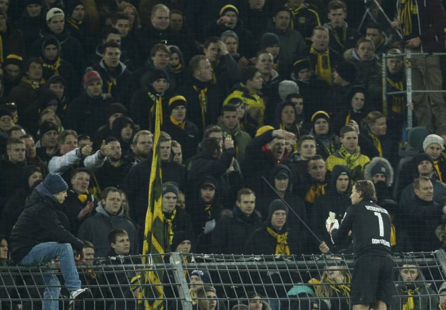 Borussia Dortmund - FC Augsburg 0 - 1: il portiere del Borrussia Weidenfeller parla con i tifosi che contestano la squadra giunta alla sua undicesima sconfitta in 19 partite di Bundesliga (Reuters)